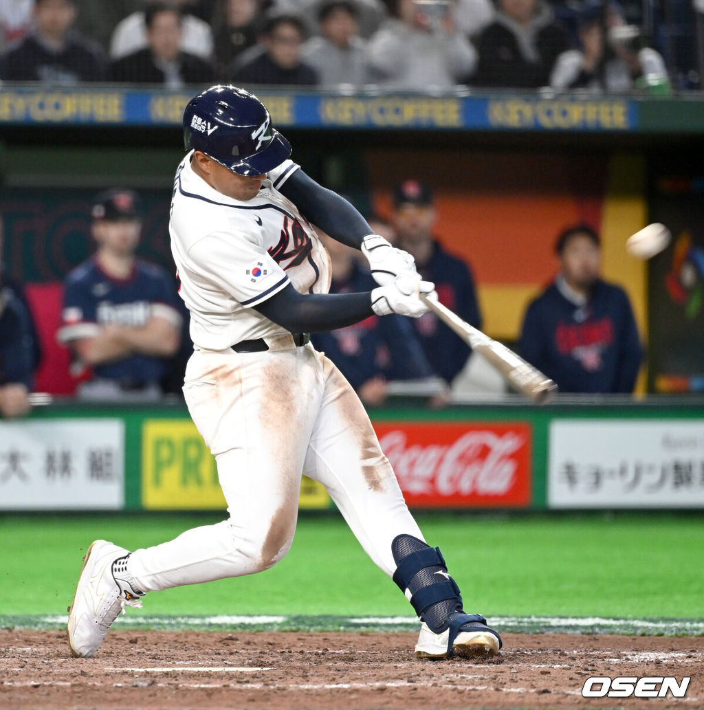 5일 일본 도쿄돔에서 월드베이스볼클래식(WBC) 조별리그 C조 한국과 체코의 경기가 열렸다.한국은 소형준, 체코는 다니엘 파디샥을 선발투수로 내세웠다.2006년 4강, 2009년 준우승을 차지한 경험이 있는 한국은 이후 3개 대회(2013년, 2017년, 2023년)에서 모두 8강 토너먼트 진출에 실패했다. 이번 대회에서는 17년 만에 본선 토너먼트 진출을 노린다.8회말 2사에서 한국 저마이 존스가 좌월 솔로 홈런을 치고 있다. 2026.03.05 /spjj@osen.co.kr