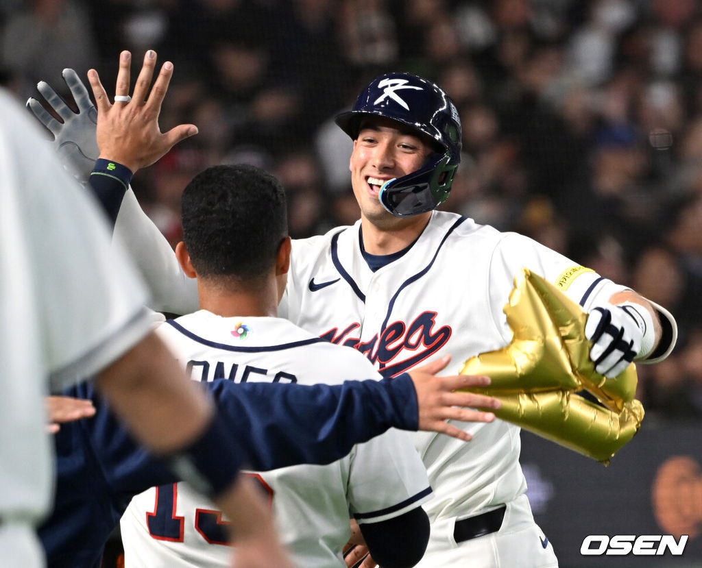 5일 일본 도쿄돔에서 월드베이스볼클래식(WBC) 조별리그 C조 한국과 체코의 경기가 열렸다.한국은 소형준, 체코는 다니엘 파디샥을 선발투수로 내세웠다.2006년 4강, 2009년 준우승을 차지한 경험이 있는 한국은 이후 3개 대회(2013년, 2017년, 2023년)에서 모두 8강 토너먼트 진출에 실패했다. 이번 대회에서는 17년 만에 본선 토너먼트 진출을 노린다.3회말 1사에서 한국 셰이 위트컴이 좌월 솔로 홈런을 치고 홈에서 동료들과 환호하고 있다. 2026.03.05 /spjj@osen.co.kr