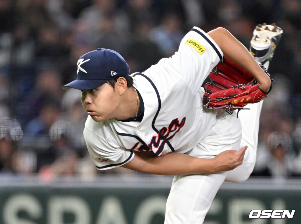 5일 일본 도쿄돔에서 월드베이스볼클래식(WBC) 조별리그 C조 한국과 체코의 경기가 열렸다.한국은 소형준, 체코는 다니엘 파디샥을 선발투수로 내세웠다.2006년 4강, 2009년 준우승을 차지한 경험이 있는 한국은 이후 3개 대회(2013년, 2017년, 2023년)에서 모두 8강 토너먼트 진출에 실패했다. 이번 대회에서는 17년 만에 본선 토너먼트 진출을 노린다.1회초 무사에서 한국 선발투수 소형준이 역투하고 있다. 2026.03.05 /spjj@osen.co.kr