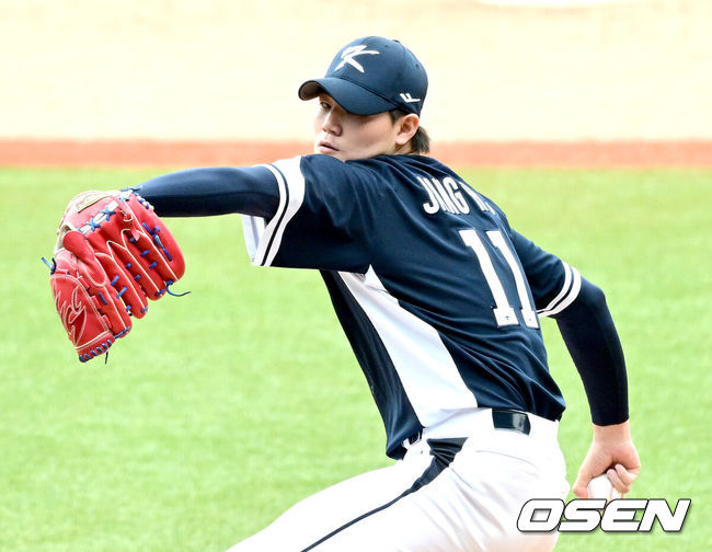 [OSEN=항저우(중국), 최규한 기자] 6일 오후 중국 항저우 사오싱 야구장에서 ‘2022 항저우 아시안게임’ 야구 슈퍼라운드 2차전 대한민국과 중국의 경기가 열렸다.8회말 마운드에 오른 한국 장현석이 힘차게 공을 뿌리고 있다. 2023.10.06 / dreamer@osen.co.kr