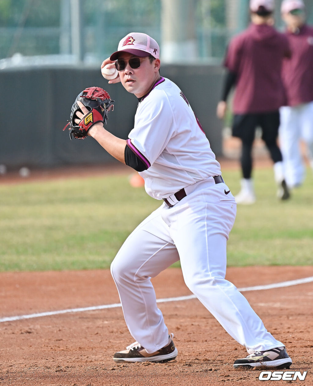 프로야구 키움 히어로즈가 3일(한국시간) 대만 가오슝 국경칭푸야구장에 스프링캠프를 차리고 구슬땀을 흘렸다.키움 히어로즈는 설종진 감독 등 코치진 12명과 선수 48명을 합쳐 총 60명이 참가해 지난달 22일부터 3월 7일까지 45일간 대만 가오슝 국경칭푸야구장에서 전지 훈련을 치르고 있다. 키움 안치홍이 수비 훈련을 하고 있다. / foto0307@osen.co.kr
