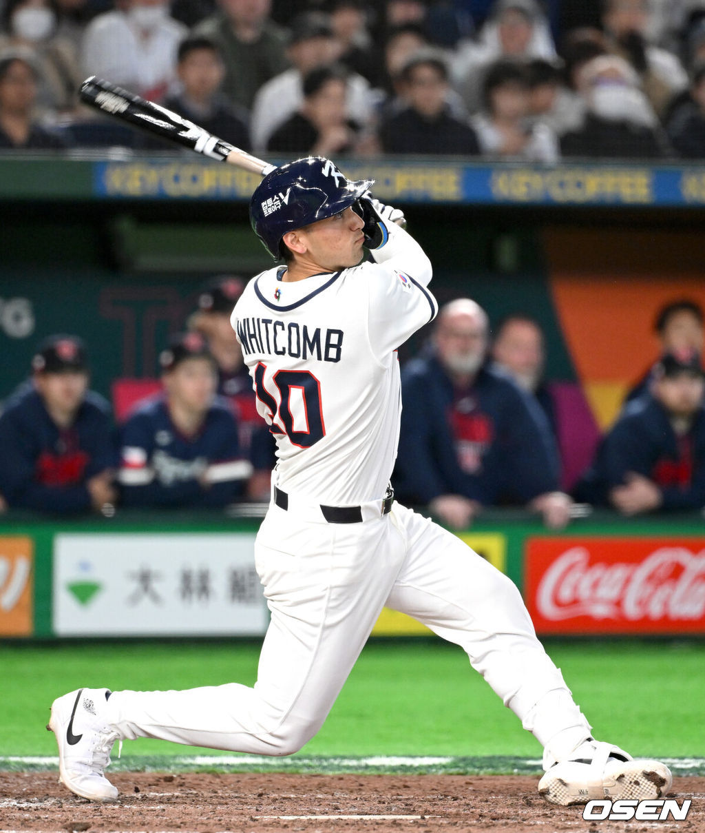 5일 일본 도쿄돔에서 월드베이스볼클래식(WBC) 조별리그 C조 한국과 체코의 경기가 열렸다.한국은 소형준, 체코는 다니엘 파디샥을 선발투수로 내세웠다.2006년 4강, 2009년 준우승을 차지한 경험이 있는 한국은 이후 3개 대회(2013년, 2017년, 2023년)에서 모두 8강 토너먼트 진출에 실패했다. 이번 대회에서는 17년 만에 본선 토너먼트 진출을 노린다.5회말 1사 1루에서 한국 셰이 위트컴이 좌월 투런 홈런을 치고 있다. 2026.03.05 /spjj@osen.co.kr