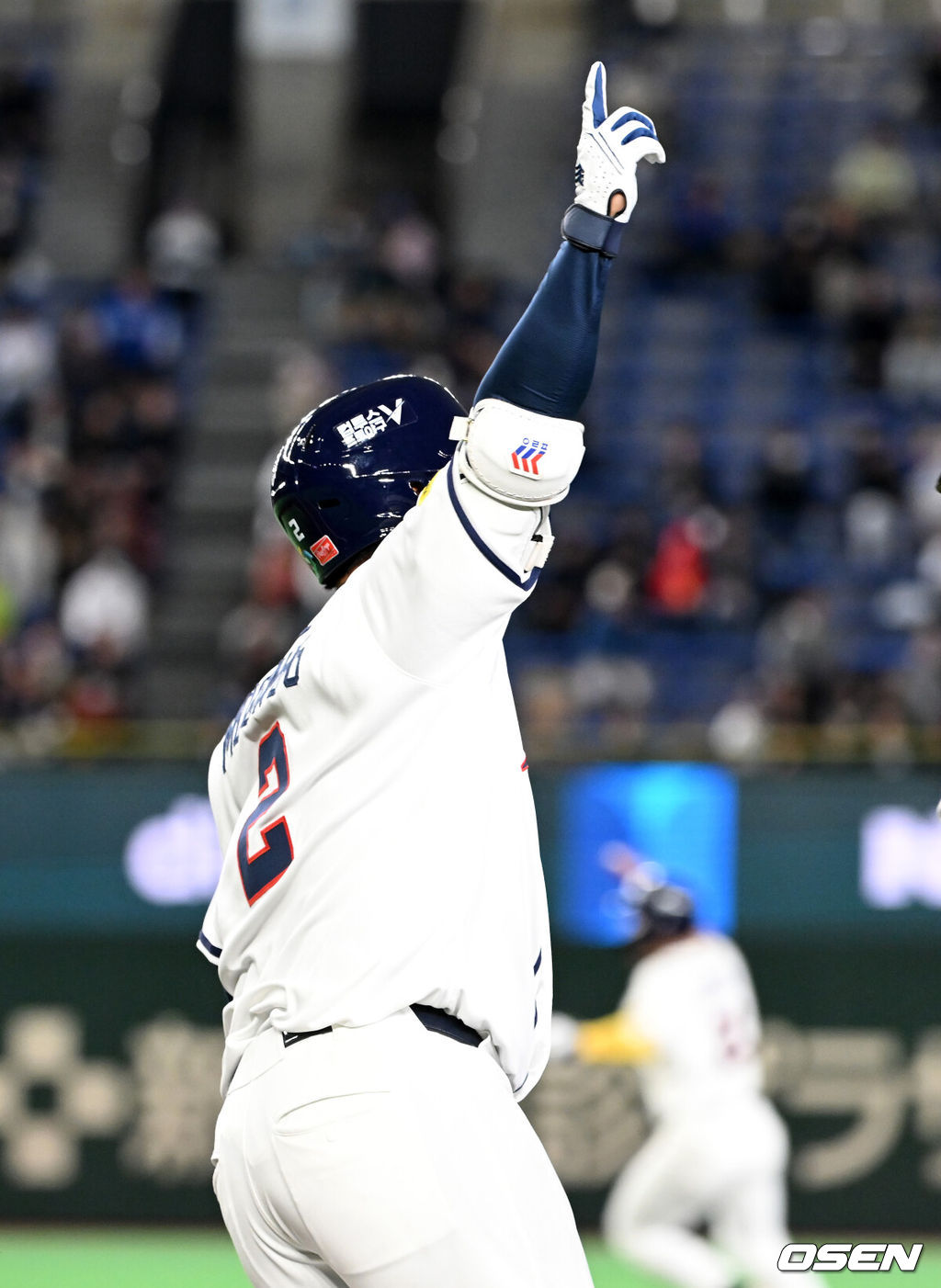 5일 일본 도쿄돔에서 월드베이스볼클래식(WBC) 조별리그 C조 한국과 체코의 경기가 열렸다.한국은 소형준, 체코는 다니엘 파디샥을 선발투수로 내세웠다.2006년 4강, 2009년 준우승을 차지한 경험이 있는 한국은 이후 3개 대회(2013년, 2017년, 2023년)에서 모두 8강 토너먼트 진출에 실패했다. 이번 대회에서는 17년 만에 본선 토너먼트 진출을 노린다.1회말 1사 만루에서 한국 문보경이 우중월 만루 홈런을 치고 환호하고 있다. 2026.03.05 /spjj@osen.co.kr