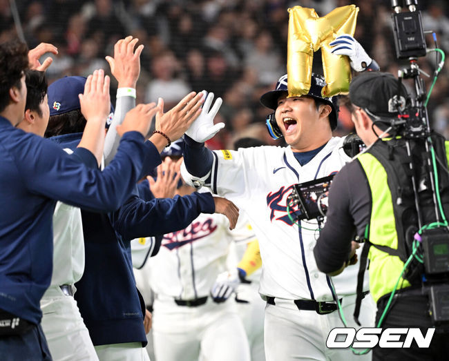 [OSEN=도쿄(일본), 손용호 기자] 5일 일본 도쿄돔에서 월드베이스볼클래식(WBC) 조별리그 C조 한국과 체코의 경기가&nbsp;열렸다.한국은 소형준, 체코는 다니엘 파디샥을 선발투수로 내세웠다.2006년 4강, 2009년 준우승을 차지한 경험이 있는 한국은 이후 3개 대회(2013년, 2017년, 2023년)에서 모두 8강 토너먼트 진출에 실패했다. 이번 대회에서는 17년 만에 본선 토너먼트 진출을 노린다.1회말 1사 만루에서 한국 문보경이 우중월 만루 홈런을 치고 더그아웃에서 동료들과 환호하고 있다. 2026.03.05&nbsp;/spjj@osen.co.kr