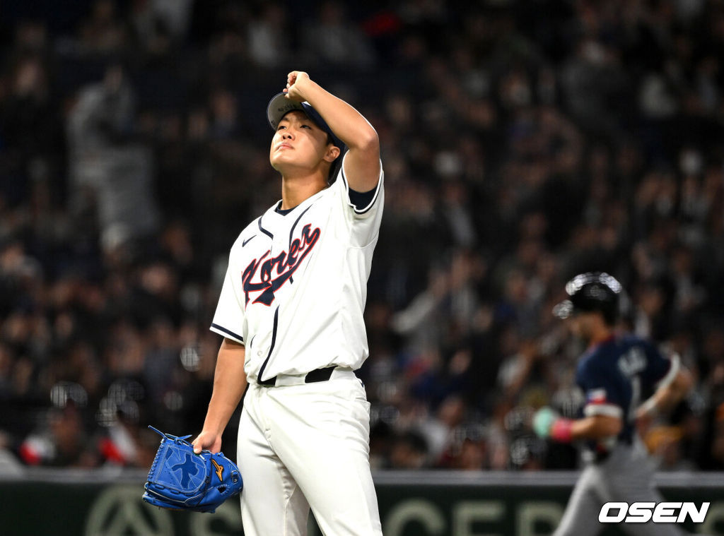 5일 일본 도쿄돔에서 월드베이스볼클래식(WBC) 조별리그 C조 한국과 체코의 경기가 열렸다.한국은 소형준, 체코는 다니엘 파디샥을 선발투수로 내세웠다.2006년 4강, 2009년 준우승을 차지한 경험이 있는 한국은 이후 3개 대회(2013년, 2017년, 2023년)에서 모두 8강 토너먼트 진출에 실패했다. 이번 대회에서는 17년 만에 본선 토너먼트 진출을 노린다.5회초 1사 1,2루에서 한국 정우주가 체코 테린 바브라에게 스리런 홈런을 허용하고 아쉬워하고 있다. 2026.03.05 /spjj@osen.co.kr