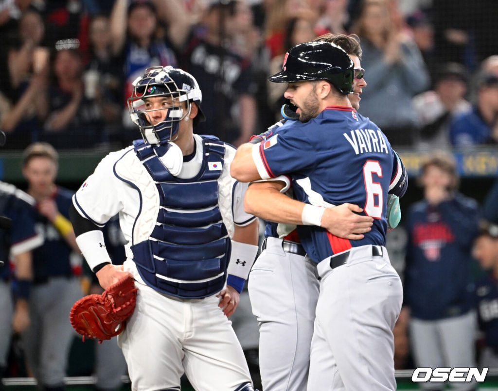 5일 일본 도쿄돔에서 월드베이스볼클래식(WBC) 조별리그 C조 한국과 체코의 경기가 열렸다.한국은 소형준, 체코는 다니엘 파디샥을 선발투수로 내세웠다.2006년 4강, 2009년 준우승을 차지한 경험이 있는 한국은 이후 3개 대회(2013년, 2017년, 2023년)에서 모두 8강 토너먼트 진출에 실패했다. 이번 대회에서는 17년 만에 본선 토너먼트 진출을 노린다.5회초 1사 1,2루에서 체코 테린 바브라가 스리런 홈런을 치고 환호하고 있다. 2026.03.05 /spjj@osen.co.kr