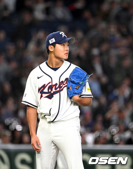 [OSEN=도쿄(일본), 손용호 기자] 5일 일본 도쿄돔에서 월드베이스볼클래식(WBC) 조별리그 C조 한국과 체코의 경기가&nbsp;열렸다.한국은 소형준, 체코는 다니엘 파디샥을 선발투수로 내세웠다.2006년 4강, 2009년 준우승을 차지한 경험이 있는 한국은 이후 3개 대회(2013년, 2017년, 2023년)에서 모두 8강 토너먼트 진출에 실패했다. 이번 대회에서는 17년 만에 본선 토너먼트 진출을 노린다.5회초 1사 1,2루에서 한국 정우주가 체코 테린 바브라에게 스리런 홈런을 허용하고 아쉬워하고 있다. 2026.03.05&nbsp;/spjj@osen.co.kr