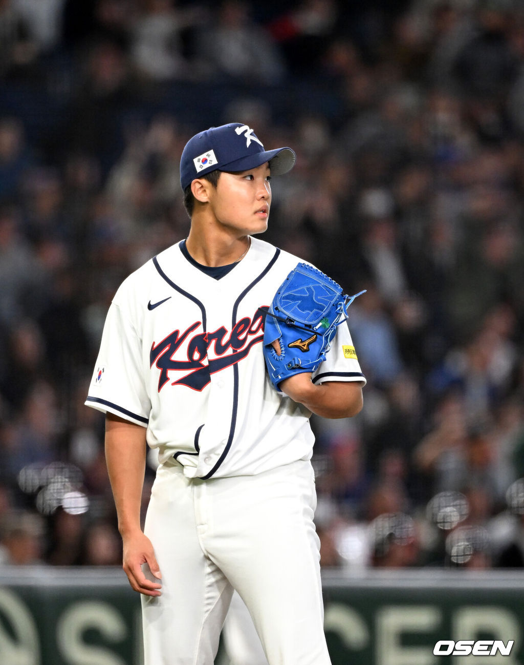 5일 일본 도쿄돔에서 월드베이스볼클래식(WBC) 조별리그 C조 한국과 체코의 경기가 열렸다.한국은 소형준, 체코는 다니엘 파디샥을 선발투수로 내세웠다.2006년 4강, 2009년 준우승을 차지한 경험이 있는 한국은 이후 3개 대회(2013년, 2017년, 2023년)에서 모두 8강 토너먼트 진출에 실패했다. 이번 대회에서는 17년 만에 본선 토너먼트 진출을 노린다.5회초 1사 1,2루에서 한국 정우주가 체코 테린 바브라에게 스리런 홈런을 허용하고 아쉬워하고 있다. 2026.03.05 /spjj@osen.co.kr