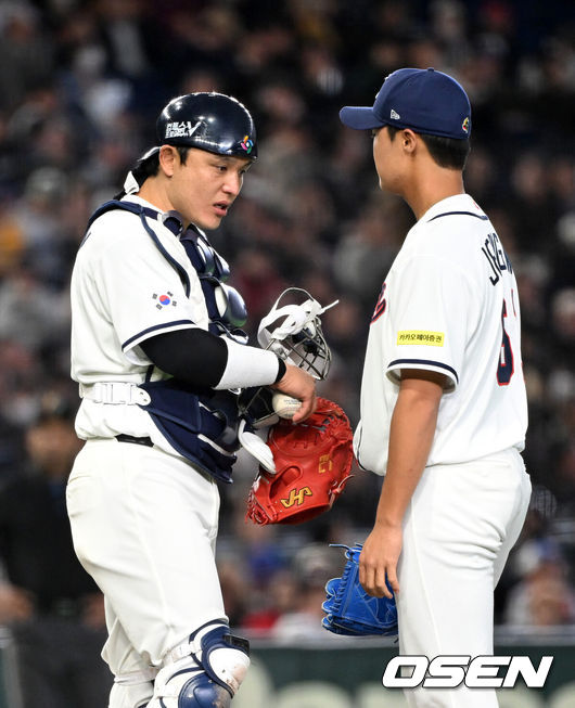 [OSEN=도쿄(일본), 손용호 기자] 5일 일본 도쿄돔에서 월드베이스볼클래식(WBC) 조별리그 C조 한국과 체코의 경기가&nbsp;열렸다.한국은 소형준, 체코는 다니엘 파디샥을 선발투수로 내세웠다.2006년 4강, 2009년 준우승을 차지한 경험이 있는 한국은 이후 3개 대회(2013년, 2017년, 2023년)에서 모두 8강 토너먼트 진출에 실패했다. 이번 대회에서는 17년 만에 본선 토너먼트 진출을 노린다.5회초 마운드를 방문한 한국 포수 박동원이 정우주와 이야기를 나누고 있다. 2026.03.05&nbsp;/spjj@osen.co.kr