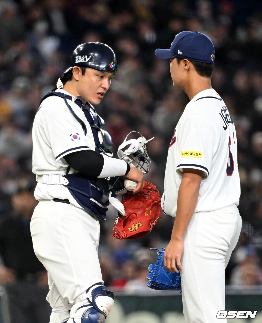 5일 일본 도쿄돔에서 월드베이스볼클래식(WBC) 조별리그 C조 한국과 체코의 경기가 열렸다.한국은 소형준, 체코는 다니엘 파디샥을 선발투수로 내세웠다.2006년 4강, 2009년 준우승을 차지한 경험이 있는 한국은 이후 3개 대회(2013년, 2017년, 2023년)에서 모두 8강 토너먼트 진출에 실패했다. 이번 대회에서는 17년 만에 본선 토너먼트 진출을 노린다.5회초 마운드를 방문한 한국 포수 박동원이 정우주와 이야기를 나누고 있다. 2026.03.05 /spjj@osen.co.kr