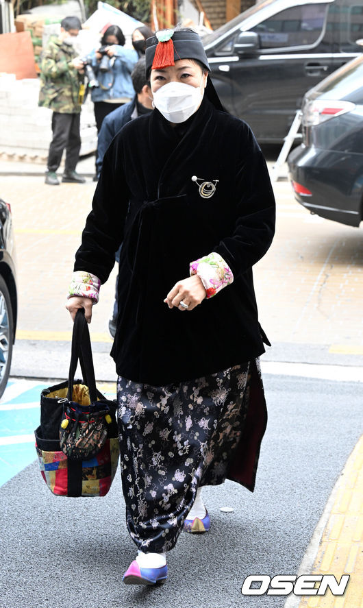 [OSEN=조은정 기자] 제20대 대통령선거 사전투표가 4일부터 이틀간 전국&nbsp;3552개 사전투표소에서 일제히 시작됐다.<br /><br />디자이너 박술녀가 서울 강남구 청담주민센터에 마련된 제20대 대통령선거 사전투표소로 향하고 있다. 2022.03.04 /cej@osen.co.kr