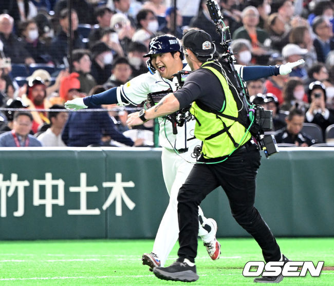 [OSEN=도쿄(일본), 손용호 기자] 5일 일본 도쿄돔에서 월드베이스볼클래식(WBC) 조별리그 C조 한국과 체코의 경기가&nbsp;열렸다. 1회말 1사 만루에서 한국 문보경이 우중월 만루 홈런을 치고 환호하고 있다. 2026.03.05&nbsp;/spjj@osen.co.kr