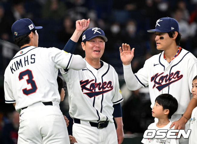 [OSEN=도쿄(일본), 손용호 기자] 5일 일본 도쿄돔에서 월드베이스볼클래식(WBC) 조별리그 C조 한국과 체코의 경기가&nbsp;열렸다. 경기에 앞서 한국 류지현 감독이 선수들과 하이파이브를 나누고 있다. 2026.03.05&nbsp;/spjj@osen.co.kr