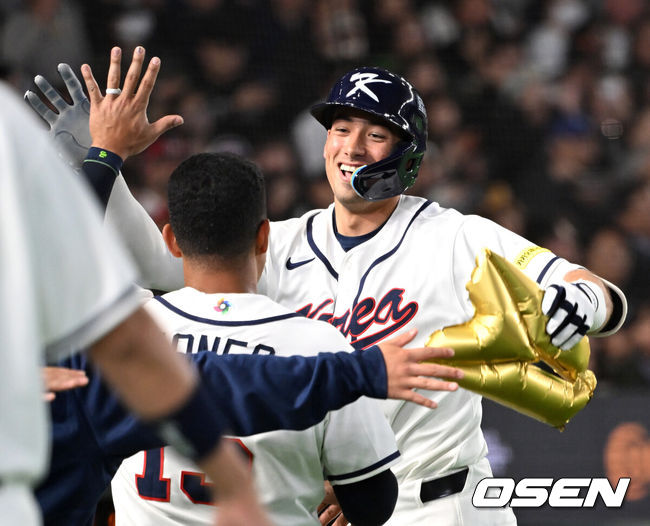 [OSEN=도쿄(일본), 손용호 기자] 5일 일본 도쿄돔에서 월드베이스볼클래식(WBC) 조별리그 C조 한국과 체코의 경기가&nbsp;열렸다.한국은 소형준, 체코는 다니엘 파디샥을 선발투수로 내세웠다.2006년 4강, 2009년 준우승을 차지한 경험이 있는 한국은 이후 3개 대회(2013년, 2017년, 2023년)에서 모두 8강 토너먼트 진출에 실패했다. 이번 대회에서는 17년 만에 본선 토너먼트 진출을 노린다.3회말 1사에서 한국 셰이 위트컴이 좌월 솔로 홈런을 치고 홈에서 동료들과 환호하고 있다. 2026.03.05&nbsp;/spjj@osen.co.kr