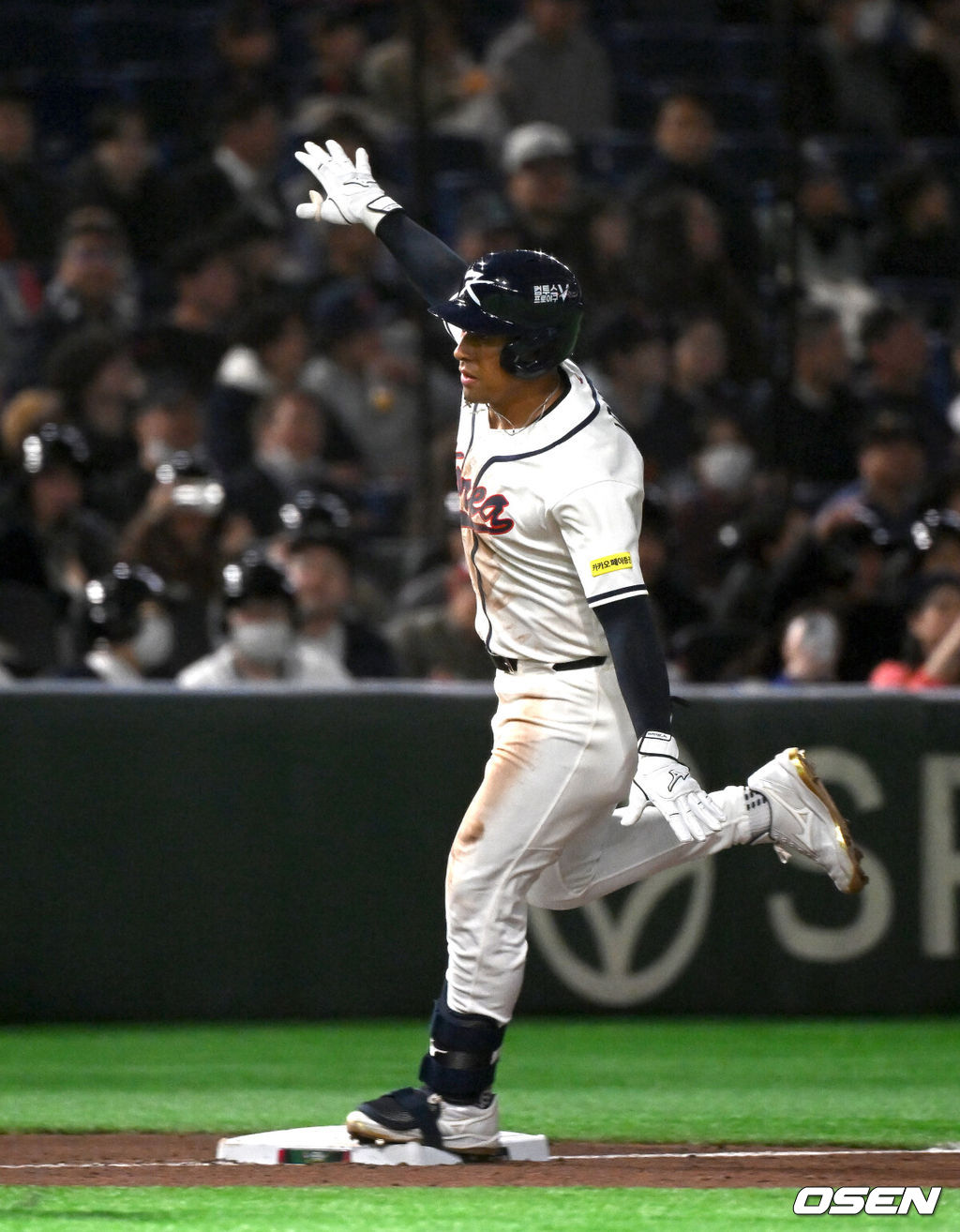 5일 일본 도쿄돔에서 월드베이스볼클래식(WBC) 조별리그 C조 한국과 체코의 경기가 열렸다.한국은 소형준, 체코는 다니엘 파디샥을 선발투수로 내세웠다.2006년 4강, 2009년 준우승을 차지한 경험이 있는 한국은 이후 3개 대회(2013년, 2017년, 2023년)에서 모두 8강 토너먼트 진출에 실패했다. 이번 대회에서는 17년 만에 본선 토너먼트 진출을 노린다.8회말 2사에서 한국 저마이 존스가 좌월 솔로 홈런을 치고 환호하고 있다. 2026.03.05 /spjj@osen.co.kr