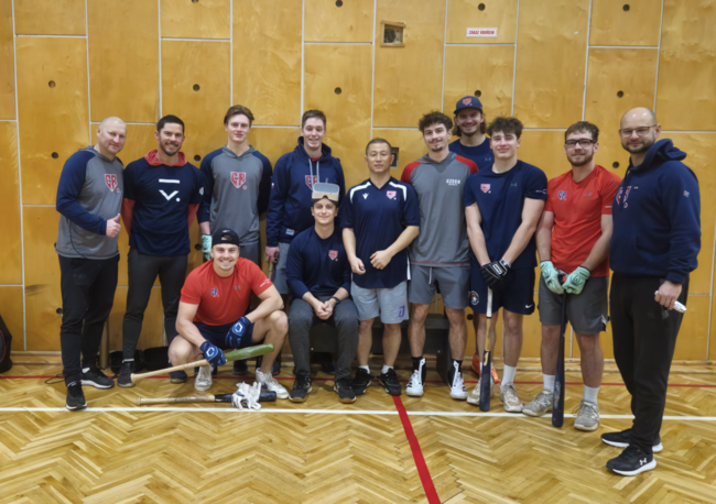 오승준 남원시리틀야구단 감독이 WBC 체코야구대표팀과 함께 기념사진을 찍었다. /오승준 감독 제공