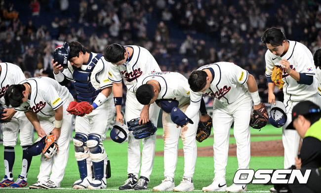 [OSEN=도쿄(일본), 손용호 기자] 5일 일본 도쿄돔에서 월드베이스볼클래식(WBC) 조별리그 C조 한국과 체코의 경기가&nbsp;열렸다.한국은 소형준, 체코는 다니엘 파디샥을 선발투수로 내세웠다.2006년 4강, 2009년 준우승을 차지한 경험이 있는 한국은 이후 3개 대회(2013년, 2017년, 2023년)에서 모두 8강 토너먼트 진출에 실패했다. 이번 대회에서는 17년 만에 본선 토너먼트 진출을 노린다.경기 종료 후 한국 선수들이 관중석을 향해 인사를 하고 있다. 2026.03.05&nbsp;/spjj@osen.co.kr