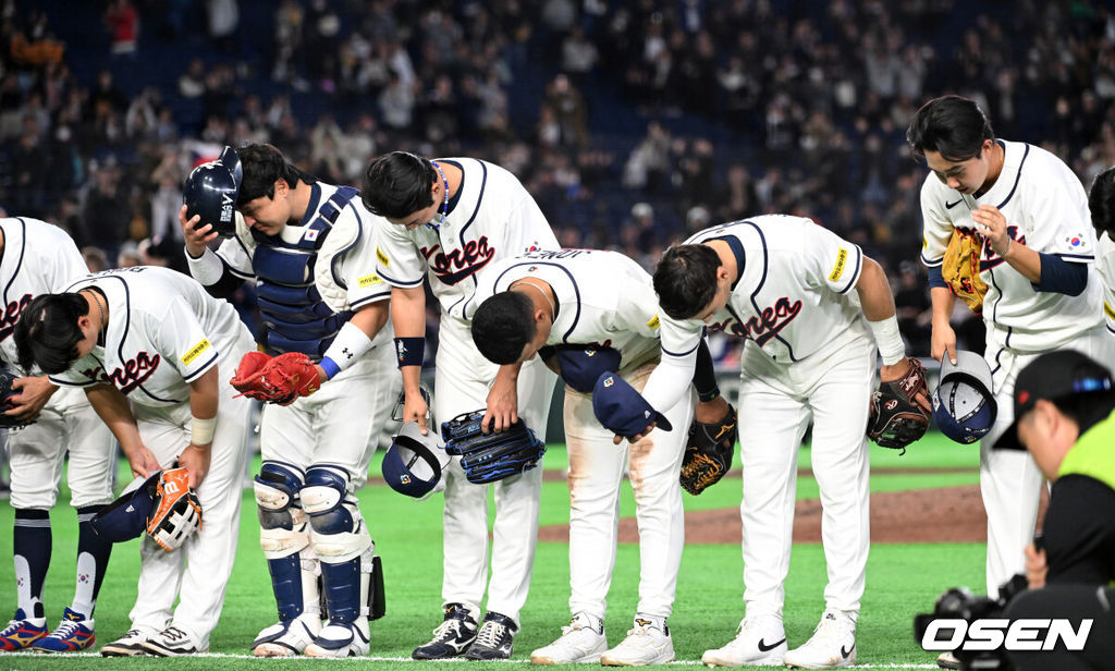 5일 일본 도쿄돔에서 월드베이스볼클래식(WBC) 조별리그 C조 한국과 체코의 경기가 열렸다.한국은 소형준, 체코는 다니엘 파디샥을 선발투수로 내세웠다.2006년 4강, 2009년 준우승을 차지한 경험이 있는 한국은 이후 3개 대회(2013년, 2017년, 2023년)에서 모두 8강 토너먼트 진출에 실패했다. 이번 대회에서는 17년 만에 본선 토너먼트 진출을 노린다.경기 종료 후 한국 선수들이 관중석을 향해 인사를 하고 있다. 2026.03.05 /spjj@osen.co.kr