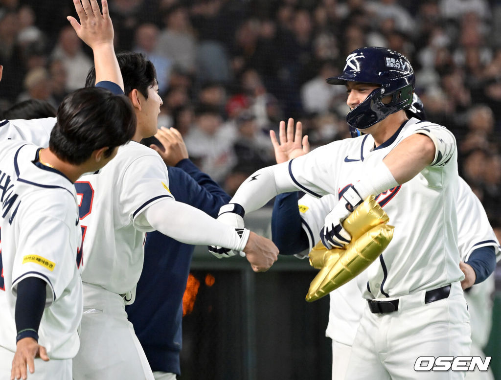 5일 일본 도쿄돔에서 월드베이스볼클래식(WBC) 조별리그 C조 한국과 체코의 경기가 열렸다.한국은 소형준, 체코는 다니엘 파디샥을 선발투수로 내세웠다.2006년 4강, 2009년 준우승을 차지한 경험이 있는 한국은 이후 3개 대회(2013년, 2017년, 2023년)에서 모두 8강 토너먼트 진출에 실패했다. 이번 대회에서는 17년 만에 본선 토너먼트 진출을 노린다.5회말 1사 1루에서 한국 셰이 위트컴이 좌월 투런 홈런을 치고 더그아웃에서 이정후와 환호하고 있다. 2026.03.05 /spjj@osen.co.kr