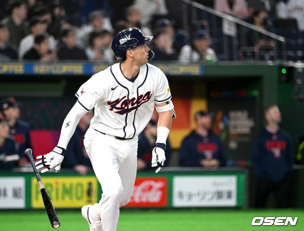 5일 일본 도쿄돔에서 월드베이스볼클래식(WBC) 조별리그 C조 한국과 체코의 경기가 열렸다.한국은 소형준, 체코는 다니엘 파디샥을 선발투수로 내세웠다.2006년 4강, 2009년 준우승을 차지한 경험이 있는 한국은 이후 3개 대회(2013년, 2017년, 2023년)에서 모두 8강 토너먼트 진출에 실패했다. 이번 대회에서는 17년 만에 본선 토너먼트 진출을 노린다.5회말 1사 1루에서 한국 셰이 위트컴이 좌월 투런 홈런을 치고 있다. 2026.03.05 /spjj@osen.co.kr