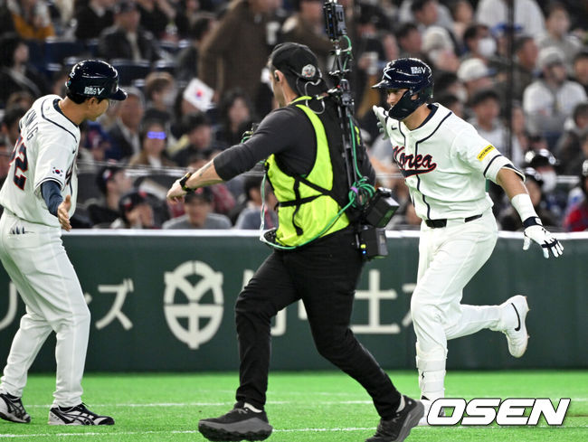 [OSEN=도쿄(일본), 손용호 기자] 5일 일본 도쿄돔에서 월드베이스볼클래식(WBC) 조별리그 C조 한국과 체코의 경기가&nbsp;열렸다.한국은 소형준, 체코는 다니엘 파디샥을 선발투수로 내세웠다.2006년 4강, 2009년 준우승을 차지한 경험이 있는 한국은 이후 3개 대회(2013년, 2017년, 2023년)에서 모두 8강 토너먼트 진출에 실패했다. 이번 대회에서는 17년 만에 본선 토너먼트 진출을 노린다.5회말 1사 1루에서 한국 셰이 위트컴이 좌월 투런 홈런을 치고 김재걸 코치와 환호하고 있다. 2026.03.05&nbsp;/spjj@osen.co.kr