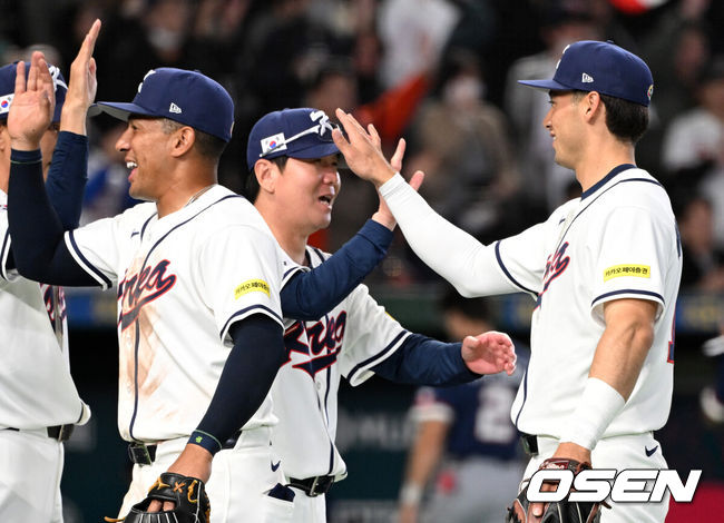 [OSEN=도쿄(일본), 손용호 기자] 5일 일본 도쿄돔에서 월드베이스볼클래식(WBC) 조별리그 C조 한국과 체코의 경기가&nbsp;열렸다.한국은 소형준, 체코는 다니엘 파디샥을 선발투수로 내세웠다.2006년 4강, 2009년 준우승을 차지한 경험이 있는 한국은 이후 3개 대회(2013년, 2017년, 2023년)에서 모두 8강 토너먼트 진출에 실패했다. 이번 대회에서는 17년 만에 본선 토너먼트 진출을 노린다.경기 종료 후 한국 류지현 감독이 저마이 존스, 셰이 위트컴과 승리의 기쁨을 나누고 있다. 2026.03.05&nbsp;/spjj@osen.co.kr
