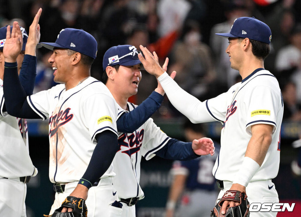 5일 일본 도쿄돔에서 월드베이스볼클래식(WBC) 조별리그 C조 한국과 체코의 경기가 열렸다.한국은 소형준, 체코는 다니엘 파디샥을 선발투수로 내세웠다.2006년 4강, 2009년 준우승을 차지한 경험이 있는 한국은 이후 3개 대회(2013년, 2017년, 2023년)에서 모두 8강 토너먼트 진출에 실패했다. 이번 대회에서는 17년 만에 본선 토너먼트 진출을 노린다.경기 종료 후 한국 류지현 감독이 저마이 존스, 셰이 위트컴과 승리의 기쁨을 나누고 있다. 2026.03.05 /spjj@osen.co.kr