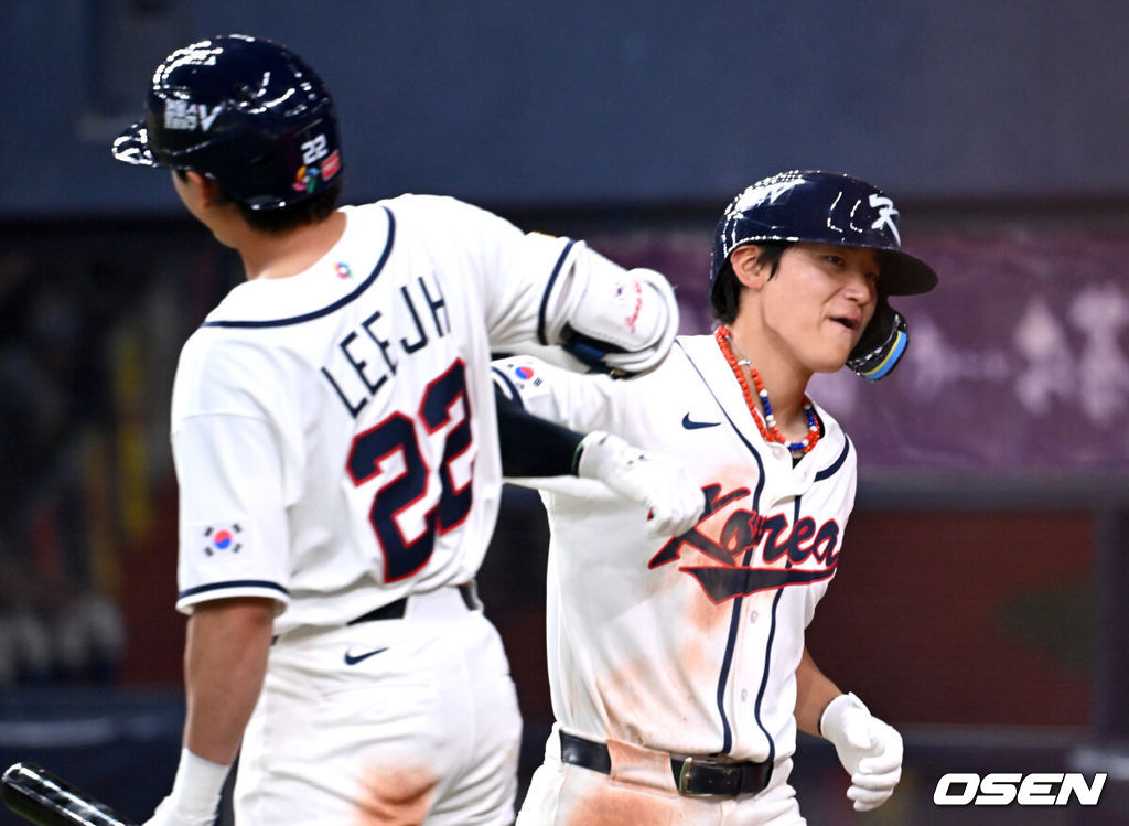 2일 일본 오사카 교세라돔에서 월드베이스볼클래식(WBC) 공식 연습 경기 한국 야구 대표팀과 한신 타이거스의 경기가 열렸다.우리 대표팀은 3일 같은 장소에서 오릭스 버팔로스와 연습 경기 2차전을 치른 뒤 5일 일본 도쿄돔에서 체코와 WBC 조별리그 1차전에서 격돌한다.5회초 무사에사 한국 김도영이 솔로 홈런을 치고 이정후와 하이파이브를 하고 있다. 2026.03.02 /spjj@osen.co.kr