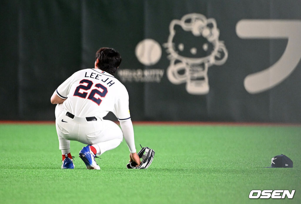 5일 일본 도쿄돔에서 월드베이스볼클래식(WBC) 조별리그 C조 한국과 체코의 경기가 열렸다.한국은 소형준, 체코는 다니엘 파디샥을 선발투수로 내세웠다.2006년 4강, 2009년 준우승을 차지한 경험이 있는 한국은 이후 3개 대회(2013년, 2017년, 2023년)에서 모두 8강 토너먼트 진출에 실패했다. 이번 대회에서는 17년 만에 본선 토너먼트 진출을 노린다.4회초 1사 2루에서 한국 이정후가 체코 무지크의 안타 때 송구하며 넘어지고 있다. 2026.03.05 /spjj@osen.co.kr