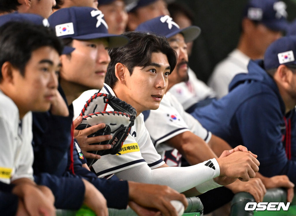 5일 일본 도쿄돔에서 월드베이스볼클래식(WBC) 조별리그 C조 한국과 체코의 경기가 열렸다.한국은 소형준, 체코는 다니엘 파디샥을 선발투수로 내세웠다.2006년 4강, 2009년 준우승을 차지한 경험이 있는 한국은 이후 3개 대회(2013년, 2017년, 2023년)에서 모두 8강 토너먼트 진출에 실패했다. 이번 대회에서는 17년 만에 본선 토너먼트 진출을 노린다.한국 이정후가 더그아웃에서 경기를 바라보고 있다. 2026.03.05 /spjj@osen.co.kr