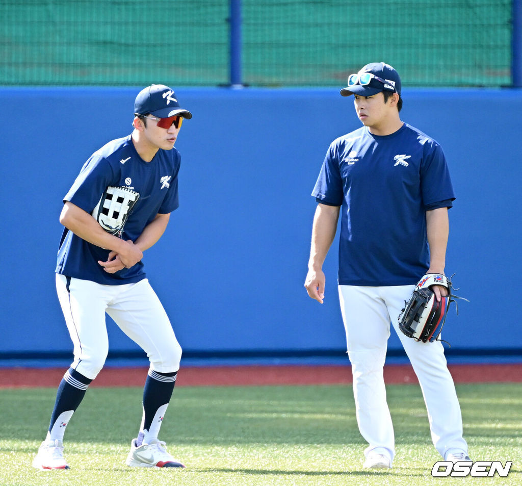 2026 WBC(월드베이스볼클래식)를 준비하는 대한민국 야구 대표팀이 24일 일본 오키나와 가데나 야구장에서 프로야구 KIA 타이거즈와 연습경기를 펼쳤다. 야구 대표팀은 오키나와에서 국내 팀들과 6차례 연습경기를 치르며 전력을 끌어올릴 예정이다. 대표팀 박해민이 문현빈에게 외야 수비에 관해 조언하고 있다. 2026.02.24 / dreamer@osen.co.kr