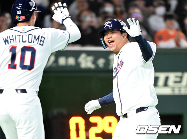 [OSEN=도쿄(일본), 손용호 기자] 5일 일본 도쿄돔에서 월드베이스볼클래식(WBC) 조별리그 C조 한국과 체코의 경기가&nbsp;열렸다.한국은 소형준, 체코는 다니엘 파디샥을 선발투수로 내세웠다.2006년 4강, 2009년 준우승을 차지한 경험이 있는 한국은 이후 3개 대회(2013년, 2017년, 2023년)에서 모두 8강 토너먼트 진출에 실패했다. 이번 대회에서는 17년 만에 본선 토너먼트 진출을 노린다.1회말 1사 만루에서 한국 문보경이 우중월 만루 홈런을 치고 홈에서 동료들과 환호하고 있다. 2026.03.05&nbsp;/spjj@osen.co.kr