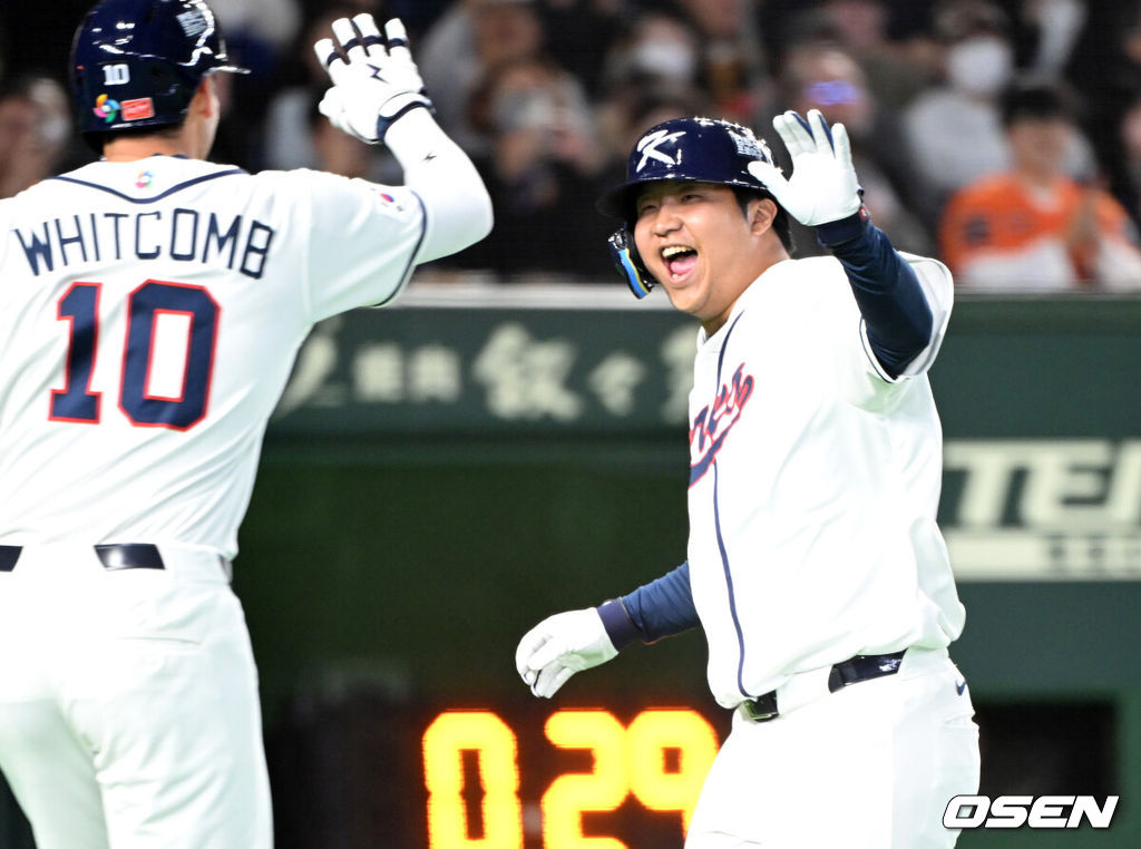 5일 일본 도쿄돔에서 월드베이스볼클래식(WBC) 조별리그 C조 한국과 체코의 경기가 열렸다.한국은 소형준, 체코는 다니엘 파디샥을 선발투수로 내세웠다.2006년 4강, 2009년 준우승을 차지한 경험이 있는 한국은 이후 3개 대회(2013년, 2017년, 2023년)에서 모두 8강 토너먼트 진출에 실패했다. 이번 대회에서는 17년 만에 본선 토너먼트 진출을 노린다.1회말 1사 만루에서 한국 문보경이 우중월 만루 홈런을 치고 홈에서 동료들과 환호하고 있다. 2026.03.05 /spjj@osen.co.kr