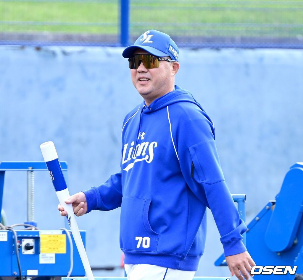 프로야구 삼성 라이온즈가 1일 일본 오키나와 온나손 아카마구장에서 스프링 캠프를 차리고 구슬땀을 흘렸다.삼성은 오키나와 캠프에서 훈련 뿐 아니라 대표팀, 국내 팀들과 연습경기를 통해 전력을 가다듬을 예정이다. 삼성 박진만 감독이 발걸음을 옮기고 있다. 2026.03.01 / dreamer@osen.co.kr