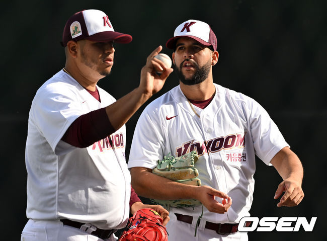 [OSEN=스코츠데일(미국 애리조나주), 이대선 기자] 2일(한국시간) 미국 애리조나주 스코츠데일에 위치한 솔트리버필즈 앳 토킹스틱에서 키움 히어로즈의 스프링캠프가 진행됐다. 키움 새 외국인 투수 엔마누엘 데 헤이수스가 후라도와 이야기를 나누고 있다. 2024.02.02 /sunday@osen.co.kr