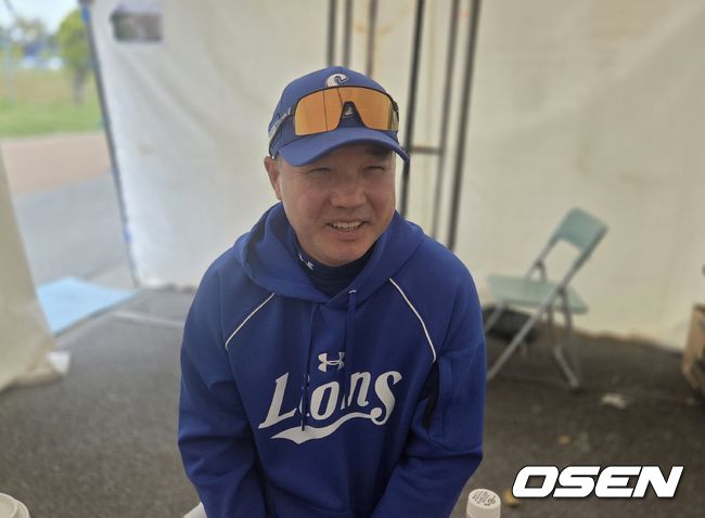 [OSEN=오키나와, 한용섭 기자]&nbsp;프로야구 삼성 라이온즈 박진만 감독이 5일 일본 오키나와현 아카마구장에서 LG 트윈스와 연습경기를 앞두고 취재진과 인터뷰를 하다가 웃고 있다. /orange@osen.co.kr 