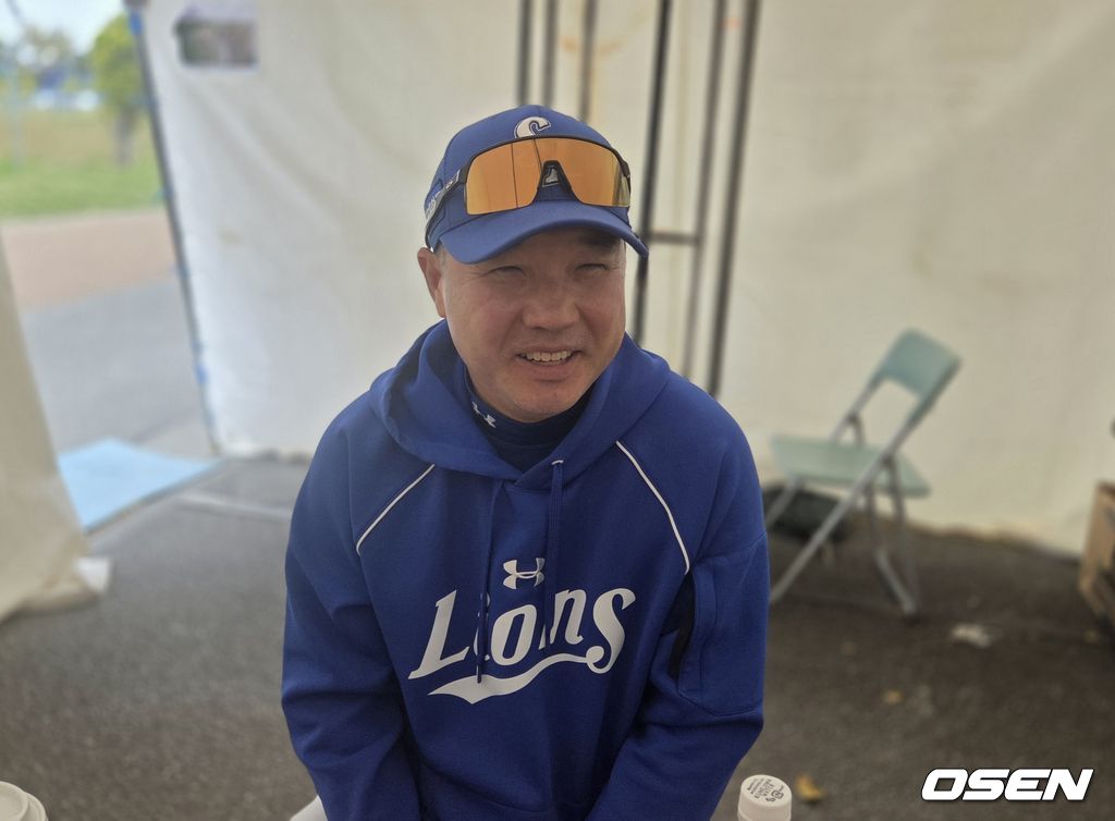  프로야구 삼성 라이온즈 박진만 감독이 5일 일본 오키나와현 아카마구장에서 LG 트윈스와 연습경기를 앞두고 취재진과 인터뷰를 하다가 웃고 있다. /orange@osen.co.kr 