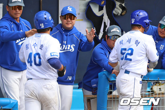 프로야구 삼성 라이온즈는 5일 일본 오키나와현 아카마구장에서 열린 LG 트윈스와 연습경기에서 8-4로 승리했다. 박진만 감독이 4회말 전병우의 2타점 2루타 때 득점을 올린 박세혁, 함수호와 하이파이브를 하고 있다. / 삼성 라이온즈 제공 