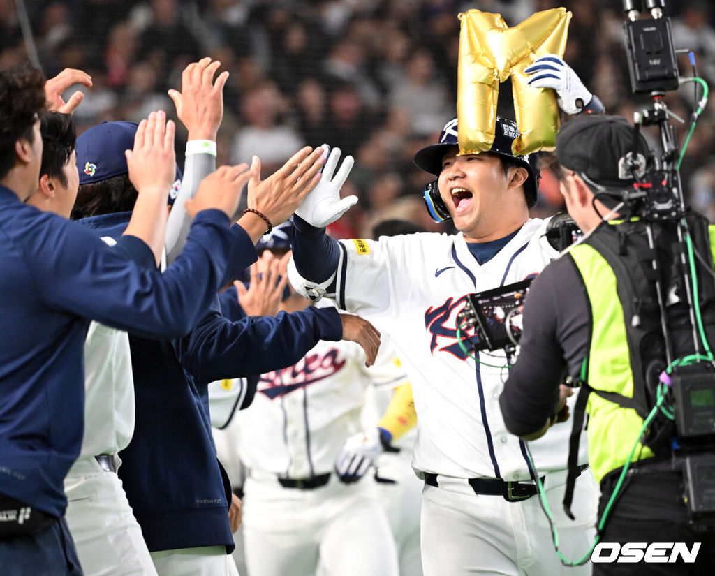 5일 일본 도쿄돔에서 월드베이스볼클래식(WBC) 조별리그 C조 한국과 체코의 경기가 열렸다.한국은 소형준, 체코는 다니엘 파디샥을 선발투수로 내세웠다.2006년 4강, 2009년 준우승을 차지한 경험이 있는 한국은 이후 3개 대회(2013년, 2017년, 2023년)에서 모두 8강 토너먼트 진출에 실패했다. 이번 대회에서는 17년 만에 본선 토너먼트 진출을 노린다.1회말 1사 만루에서 한국 문보경이 우중월 만루 홈런을 치고 더그아웃에서 동료들과 환호하고 있다. 2026.03.05 /spjj@osen.co.kr