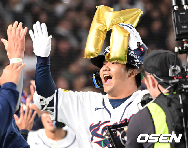 [OSEN=도쿄(일본), 손용호 기자] 5일 일본 도쿄돔에서 월드베이스볼클래식(WBC) 조별리그 C조 한국과 체코의 경기가&nbsp;열렸다.한국은 소형준, 체코는 다니엘 파디샥을 선발투수로 내세웠다.2006년 4강, 2009년 준우승을 차지한 경험이 있는 한국은 이후 3개 대회(2013년, 2017년, 2023년)에서 모두 8강 토너먼트 진출에 실패했다. 이번 대회에서는 17년 만에 본선 토너먼트 진출을 노린다.1회말 1사 만루에서 한국 문보경이 우중월 만루 홈런을 치고 더그아웃에서 동료들과 환호하고 있다. 2026.03.05&nbsp;/spjj@osen.co.kr
