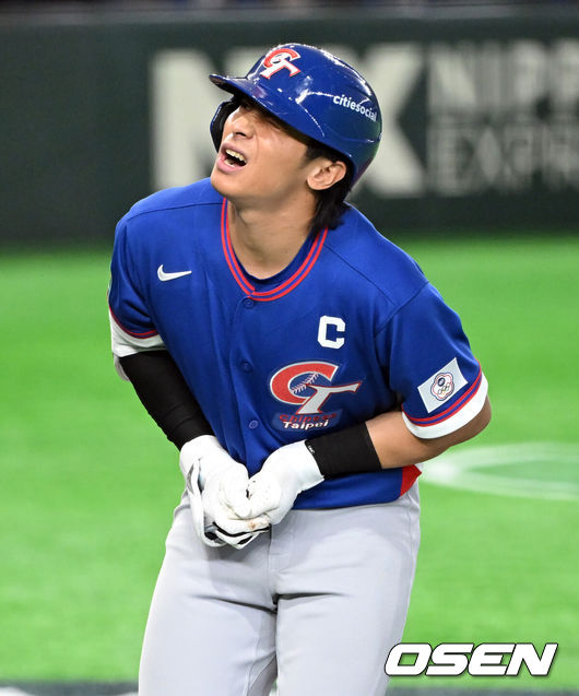 [OSEN=도쿄(일본), 손용호 기자] 5일 일본 &nbsp;도쿄돔에서 월드베이스볼클래식(WBC) 조별리그 첫 경기 호주와 대만의 경기가&nbsp;&nbsp;열렸다.우리 대표팀은 &nbsp;체코와 WBC 조별리그 1차전에서 격돌한다.6회초 2사 1루 천제센이 사구에 맞고 괴로워하고 있다. 2026.03.05&nbsp;/spjj@osen.co.kr