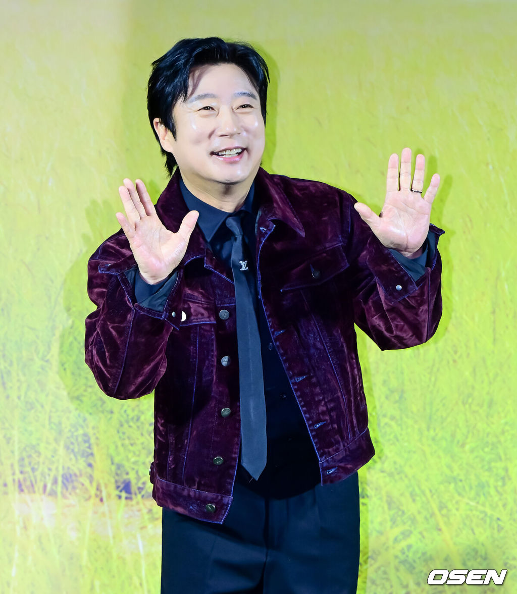 25일 오전 서울 용산구 용산 CGV에서 넷플릭스(Netflix) 예능 '케냐 간 세끼' 제작발표회가 열렸다.오는 25일(화) 첫 공개되는 '케냐 간 세끼'는 믿고 보는 웃음 메이커 3인방 이수근, 은지원, 규현의 우당탕탕 아프리카 여행기다. 케냐의 광활한 대자연과 하나 된 세끼 형제들의 좌충우돌 사파리 접수 여행이 싱싱한 날것의 웃음을 선사한다. 예능계 ‘히트 메이커’로 통하는 나영석 사단이 넷플릭스에서 처음 선보이는 작품으로, 나영석 PD와 김예슬 PD가 공동 연출을 맡아 기대를 뜨겁게 달구고 있다.이수근이 포즈를 취하고 있다. 2025.11.25 /jpnews@osen.co.kr