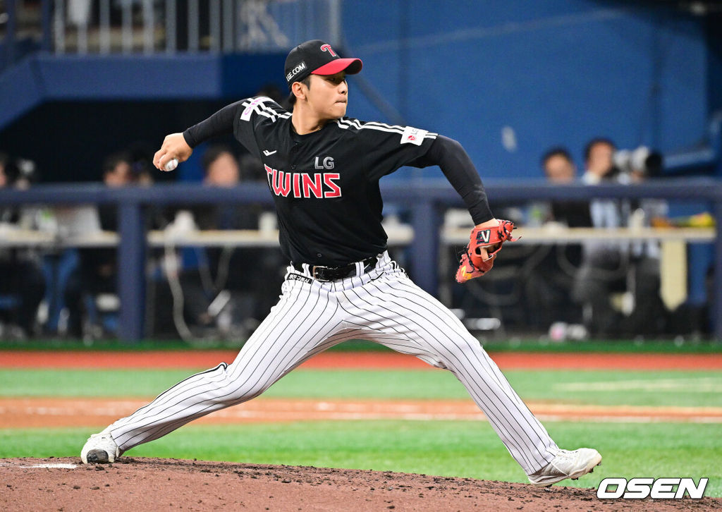 10일 오후 서울 고척스카이돔에서 ‘2025 신한 SOL BANK KBO리그’ 키움 히어로즈와 LG 트윈스의 경기가 진행됐다. 이날 키움은 하영민을, LG은 임찬규를 선발투수로 내세웠다. 9회말 LG 우강훈 투수가 역투하고 있다. 2025.04.10 / soul1014@osen.co.kr