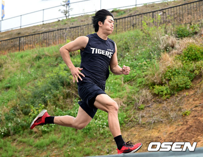 [OSEN=오키나와(일본), 최규한 기자] 프로야구 KIA 타이거즈가 25일 일본 오키나와 킨 베이스볼 스타디움에 스프링캠프를 차리고 구슬땀을 흘렸다.KIA는 이번 오키나와 2차 스프링캠프에서 총 5차례 연습경기를 치르며 전력을 끌어올릴 예정이다.KIA 이의리가 러닝 훈련을 펼치고 있다. 2026.02.25 / dreamer@osen.co.kr