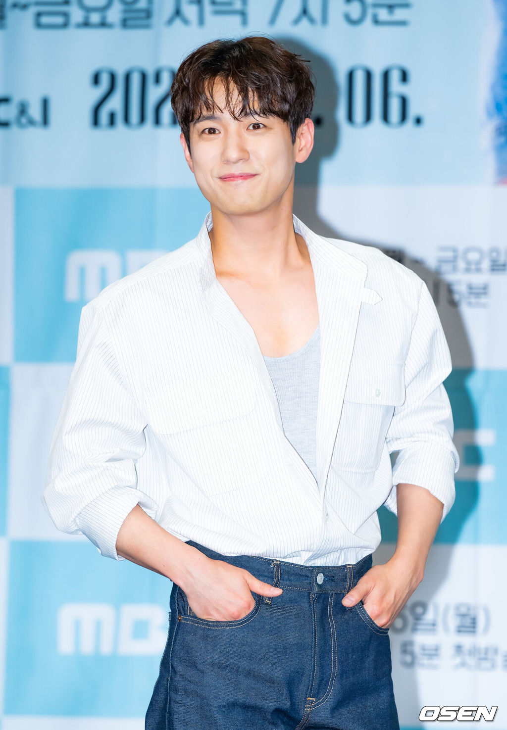 3일 오후 서울 마포구 상암동 MBC 골든마우스홀에서 MBC 새 일일드라마 ‘용감무쌍 용수정’가 제작발표회가 열렸다.오는 6일 첫 방송될 MBC 새 일일드라마 ‘용감무쌍 용수정(약칭 용수정)’은 현대판 거상(巨商) 임상옥을 꿈꾸는 거침없는 상여자 용수정(엄현경 분)과 그에게 운명을 맡긴 악바리 짠돌이 여의주(서준영 분)가 함께하는 화끈하고 통쾌한 로맨스 복수극.배우 서준영이 입장하며 포즈를 취하고 있다. 2024.05.03 /rumi@osen.co.kr