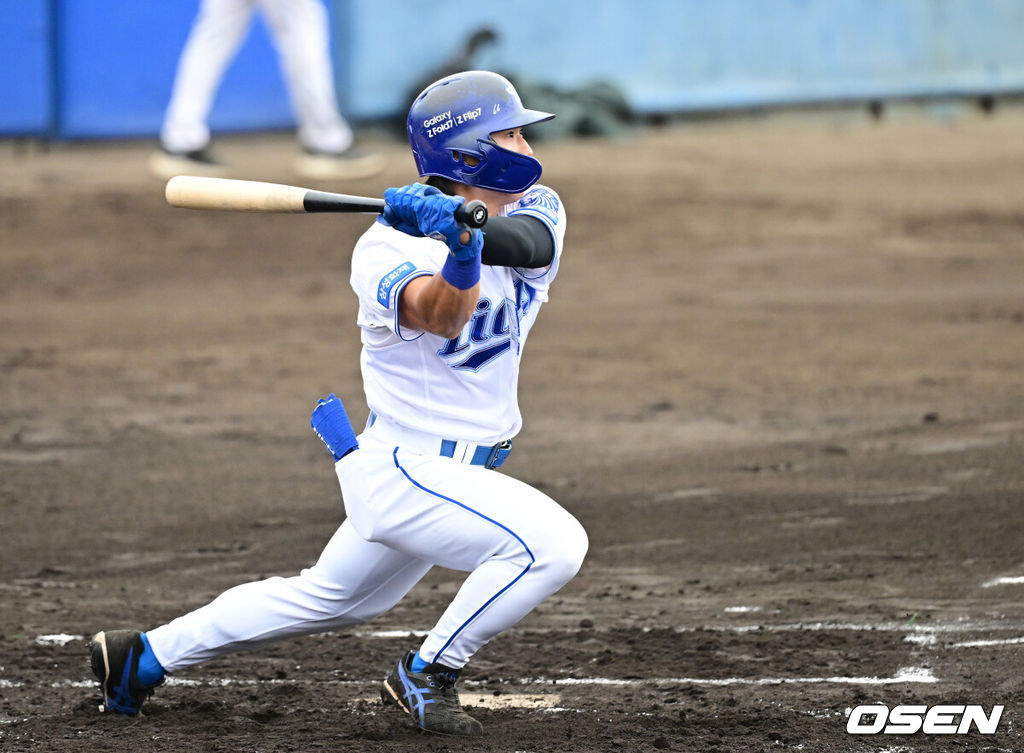 2026 WBC(월드베이스볼클래식)를 준비하는 대한민국 야구 대표팀이 20일 오후 일본 오키나와 온나손 아카마 구장에서 프로야구 삼성 라이온즈와 연습경기를 펼쳤다. 야구 대표팀은 오키나와에서 국내 팀들과 6차례 연습경기를 치르며 전력을 끌어올릴 예정이다.1회말 삼성 김성윤이 안타를 날리고 있다. 2026.02.20 / dreamer@osen.co.kr