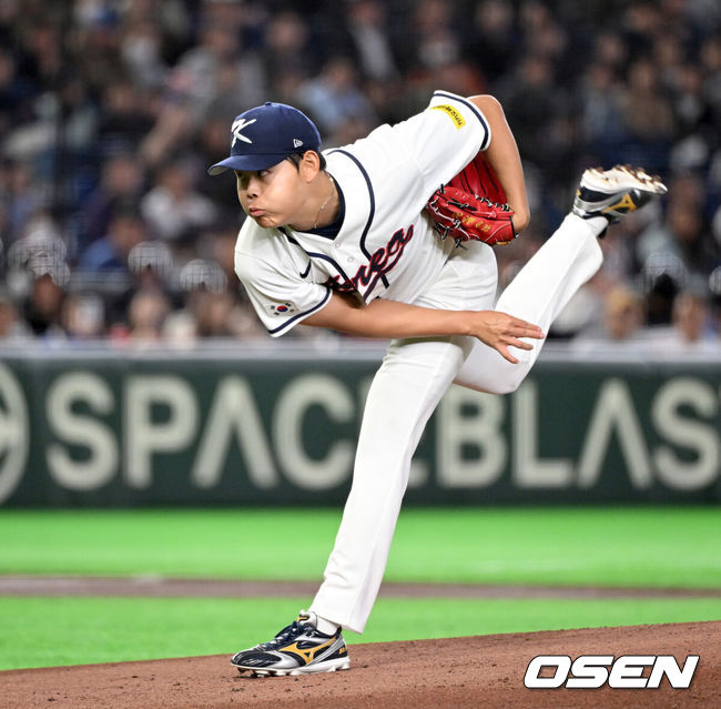 [OSEN=도쿄(일본), 손용호 기자] 5일 일본 도쿄돔에서 월드베이스볼클래식(WBC) 조별리그 C조 한국과 체코의 경기가&nbsp;열렸다.한국은 소형준, 체코는 다니엘 파디샥을 선발투수로 내세웠다.2006년 4강, 2009년 준우승을 차지한 경험이 있는 한국은 이후 3개 대회(2013년, 2017년, 2023년)에서 모두 8강 토너먼트 진출에 실패했다. 이번 대회에서는 17년 만에 본선 토너먼트 진출을 노린다.1회초 무사에서 한국 선발투수 소형준이 역투하고 있다. 2026.03.05&nbsp;/spjj@osen.co.kr