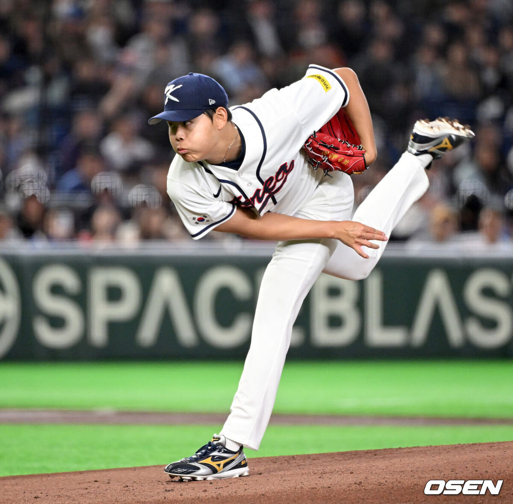 5일 일본 도쿄돔에서 월드베이스볼클래식(WBC) 조별리그 C조 한국과 체코의 경기가 열렸다.한국은 소형준, 체코는 다니엘 파디샥을 선발투수로 내세웠다.2006년 4강, 2009년 준우승을 차지한 경험이 있는 한국은 이후 3개 대회(2013년, 2017년, 2023년)에서 모두 8강 토너먼트 진출에 실패했다. 이번 대회에서는 17년 만에 본선 토너먼트 진출을 노린다.1회초 무사에서 한국 선발투수 소형준이 역투하고 있다. 2026.03.05 /spjj@osen.co.kr