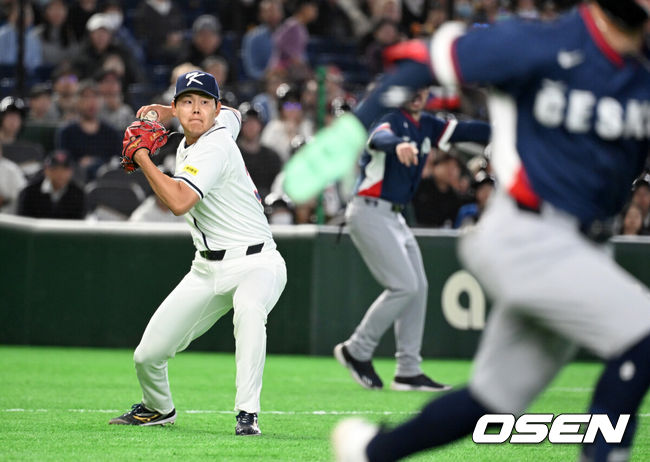 [OSEN=도쿄(일본), 손용호 기자] 5일 일본 도쿄돔에서 월드베이스볼클래식(WBC) 조별리그 C조 한국과 체코의 경기가&nbsp;열렸다.한국은 소형준, 체코는 다니엘 파디샥을 선발투수로 내세웠다.2006년 4강, 2009년 준우승을 차지한 경험이 있는 한국은 이후 3개 대회(2013년, 2017년, 2023년)에서 모두 8강 토너먼트 진출에 실패했다. 이번 대회에서는 17년 만에 본선 토너먼트 진출을 노린다.2회초 2사 1,2루에서 한국 소형준이 체코 에스칼라에게 번트 안타를 허용하고 있다. 2026.03.05&nbsp;/spjj@osen.co.kr