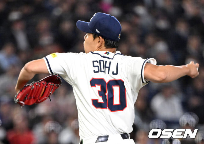 [OSEN=도쿄(일본), 손용호 기자] 5일 일본 도쿄돔에서 월드베이스볼클래식(WBC) 조별리그 C조 한국과 체코의 경기가&nbsp;열렸다.한국은 소형준, 체코는 다니엘 파디샥을 선발투수로 내세웠다.2006년 4강, 2009년 준우승을 차지한 경험이 있는 한국은 이후 3개 대회(2013년, 2017년, 2023년)에서 모두 8강 토너먼트 진출에 실패했다. 이번 대회에서는 17년 만에 본선 토너먼트 진출을 노린다.1회초 무사에서 한국 선발투수 소형준이 역투하고 있다. 2026.03.05&nbsp;/spjj@osen.co.kr